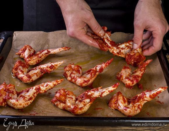 Застелите противень бумагой для выпечки, смажьте растительным маслом. Выложите крылья на противень.