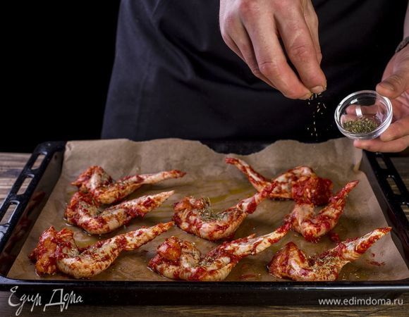 Посыпьте крылья прованскими травами и запекайте в духовке при температуре 180°С около 30 минут.