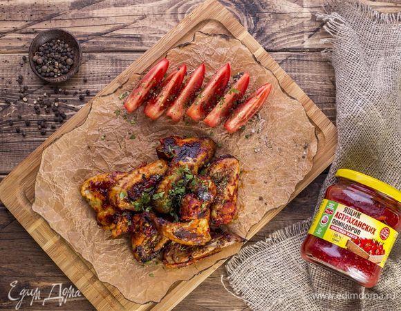 Готовые крылышки можете подавать со свежими овощами.