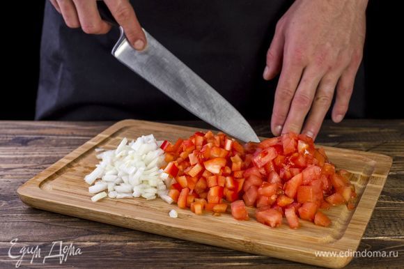 Нарежьте мелко лук и перец, помидоры порубите кубиками, предварительно очистив их от кожуры.