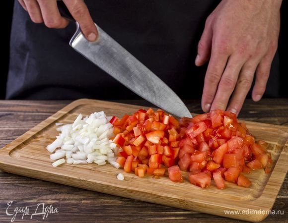 Нарежьте мелко лук и перец, помидоры порубите кубиками, предварительно очистив их от кожуры.