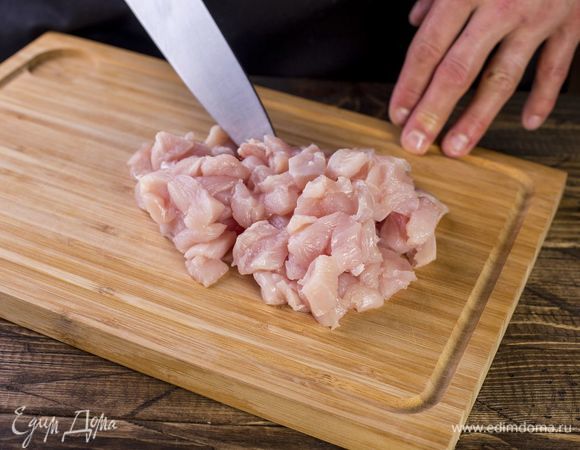 Куриную грудку нарежьте кубиками.