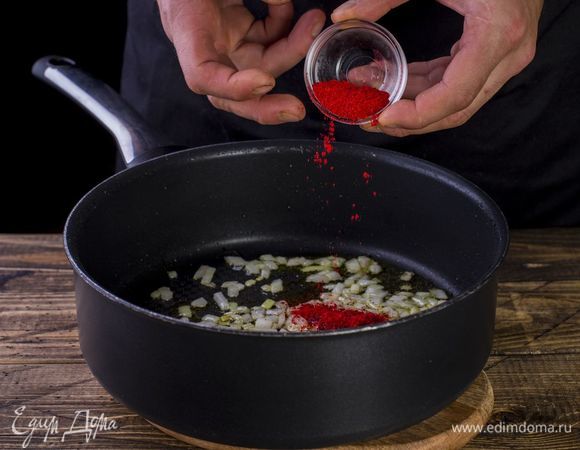 В сотейнике разогрейте масло, добавьте лук и паприку.  Немного потушите, добавив одну-две столовых ложки воды.