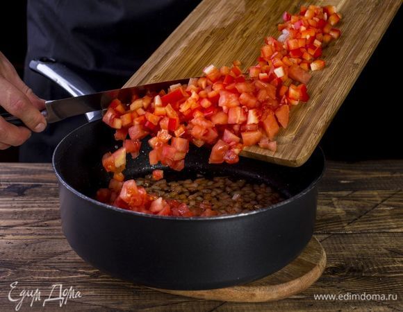 Добавьте к луку перец и помидоры, потушите несколько минут.