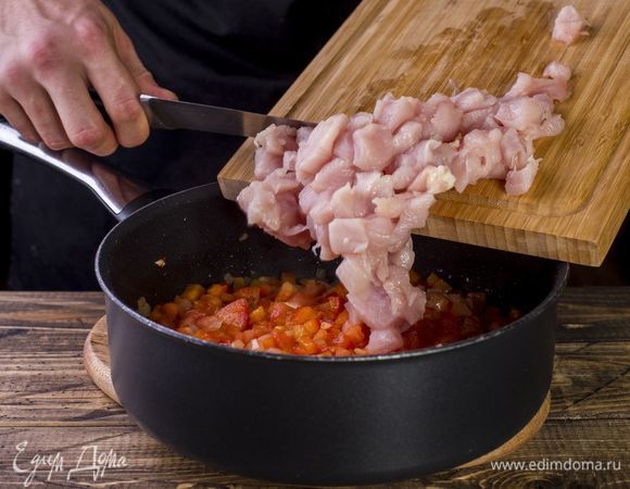 Добавьте курицу, немного потушите под закрытой крышкой.