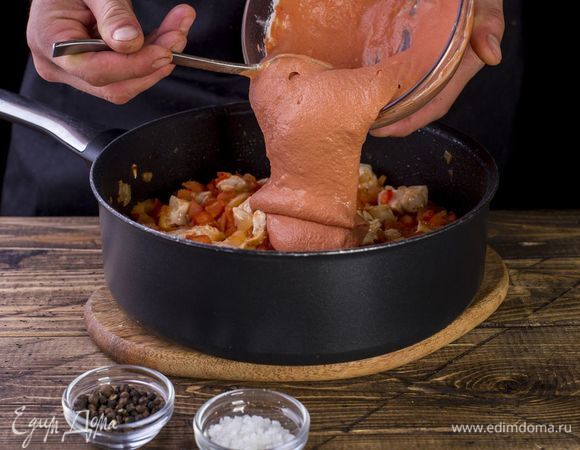 Добавьте в курицу соль, перец и соус. Тушите, помешивая, до готовности курицы. Соус должен немного загустеть.