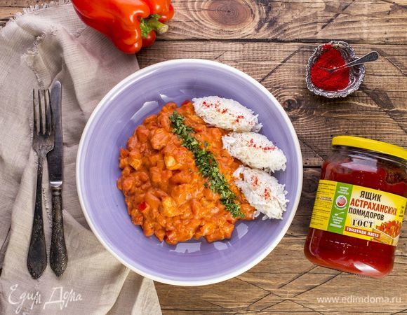 Подавайте паприкаш с рисом, украсив зеленью.