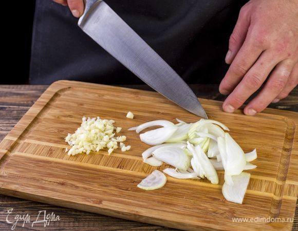 Лук нарежьте полукольцами, чеснок измельчите.