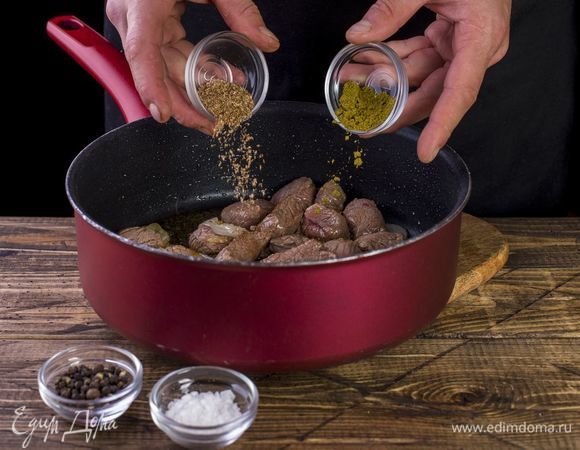 Мясо посолите и поперчите, добавьте хмели-сунели и кориандр.