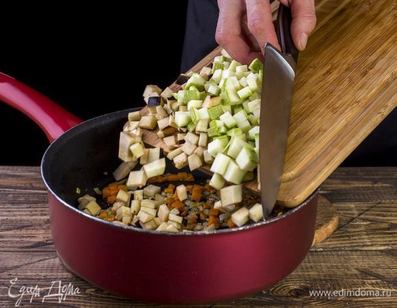 Добавьте остальные овощи. Немного обжарьте.
