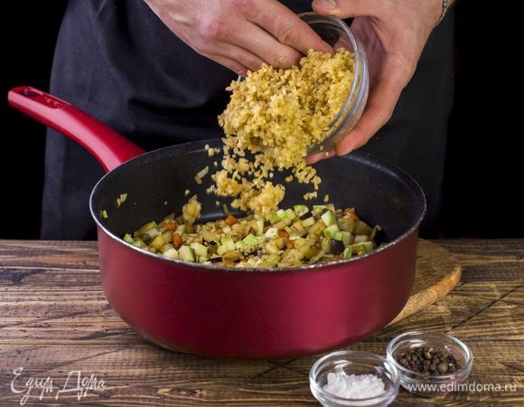 Промойте булгур, добавьте его в овощи. Посолите, поперчите.  Налейте немного воды, чтобы она чуть покрывала булгур.