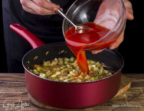 Добавьте сок в булгур. Тушите до готовности булгура, подливая воду при необходимости.