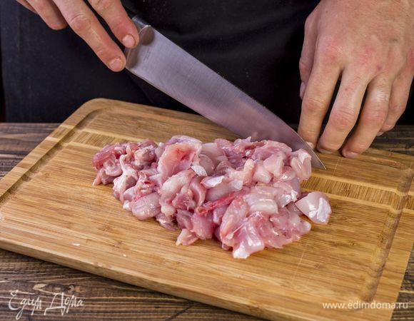 Мясо кролика разрежьте на небольшие кусочки.