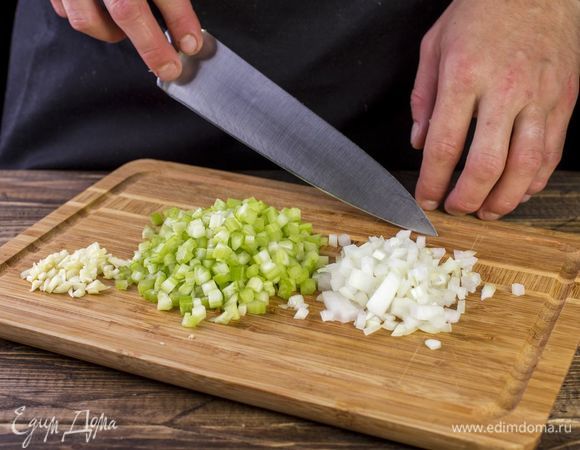 Лук, сельдерей и чеснок мелко нарежьте.
