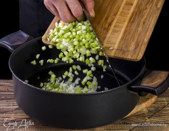 Обжарьте овощи на сковороде до мягкости.