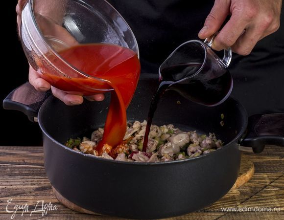 Влейте вино и томатную пасту. Тушите под закрытой крышкой 10 минут. Затем снимите крышку и тушите, пока вино не выпарится. Добавьте в мясо 1 стакан воды, прованские травы и тушите до готовности кролика.