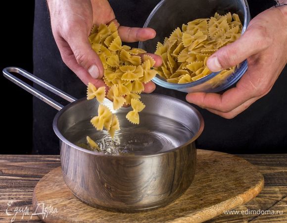 Отварите пасту в подсоленной воде до состояния аль дэнте.