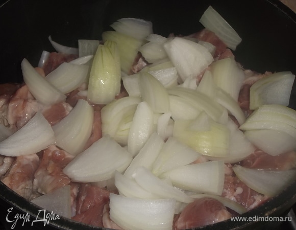 Свинину и лук нарезать. В сотейник налить две столовые ложки растительного масла.