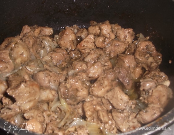 Обжарить свинину с добавлением соли, перца и тимьяна на сильном огне до испарения жидкости. Разогреть духовку до 220°C.