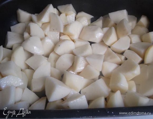 Картофель почистить, нарезать, посолить. Выложить в форму для запекания. Добавить две столовые ложки растительного масла. Хорошо перемешать.