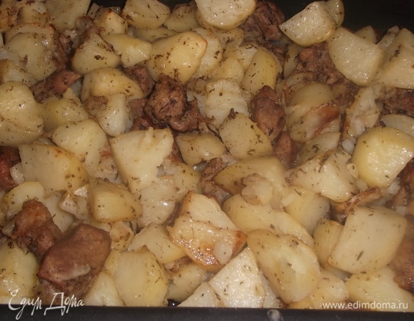 Поставить в духовку на 45 минут. Через 30 минут картофель перемешать.