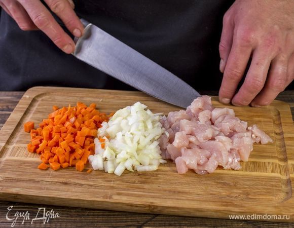 Курицу, лук и морковь нарежьте небольшими кубиками.