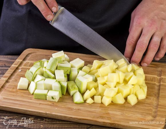 Картофель и кабачок нарежьте крупными кубиками.