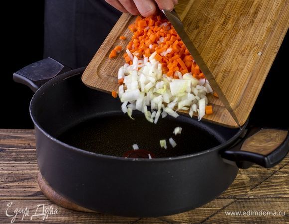 В сотейник налейте масло, лук и морковь, обжарьте их до мягкости. 
