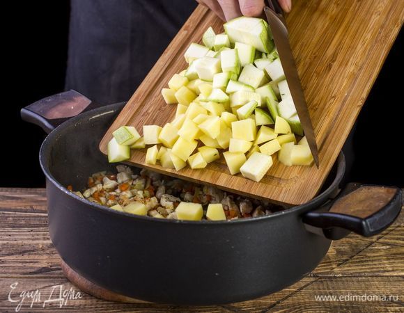 Добавьте остальные овощи и немного воды (примерно 100 мл).