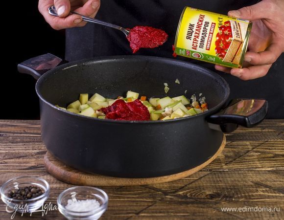 Добавьте томатную пасту ТМ «Ящик астраханских помидоров». Тушите под крышкой. После закипания бульона посолите, поперчите. Тушите до готовности.