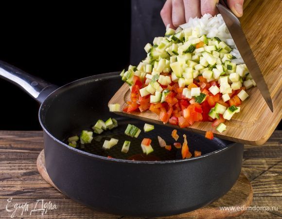 Налейте в сковороду растительное масло, добавьте овощи. Потушите две минуты.