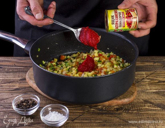 Добавьте томатную пасту ТМ «Ящик астраханских помидоров». Посолите и поперчите по вкусу. Тушите под закрытой крышкой до готовности.