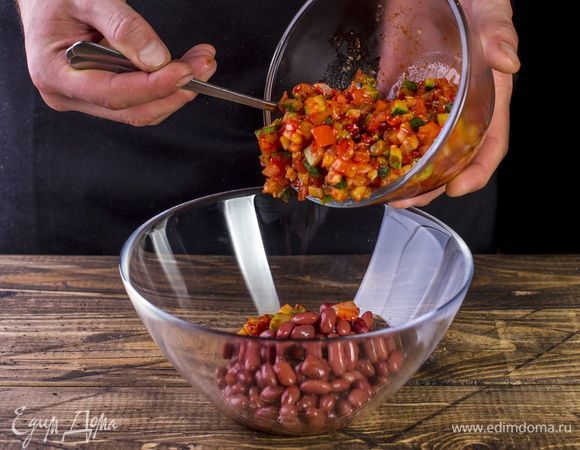 Слейте с консервированной фасоли жидкость, выложите в глубокую миску.  Добавьте к фасоли немного остывшие овощи, перемешайте.