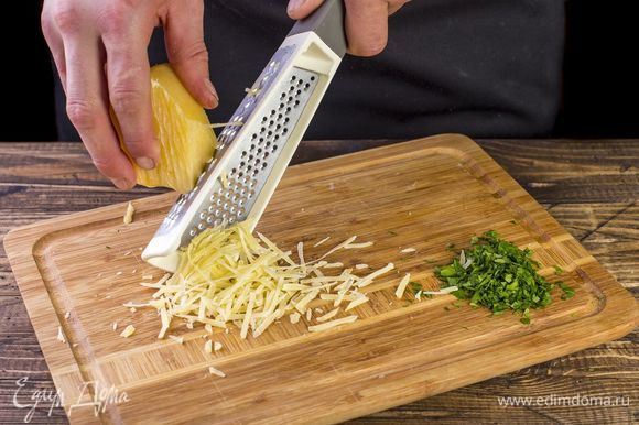 Сыр натрите на крупной терке, петрушку мелко нарежьте.