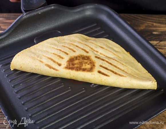 Сверните лепешку пополам и поджарьте с двух сторон на сковороде-гриль. Повторите то же с остальными лепешками.