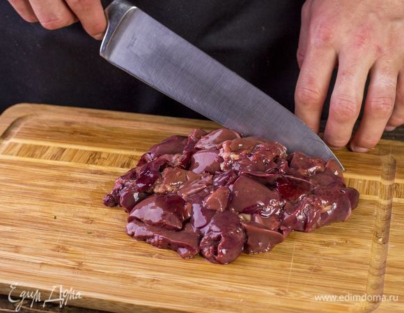 Куриную печень промойте и нарежьте по два-три кусочка.