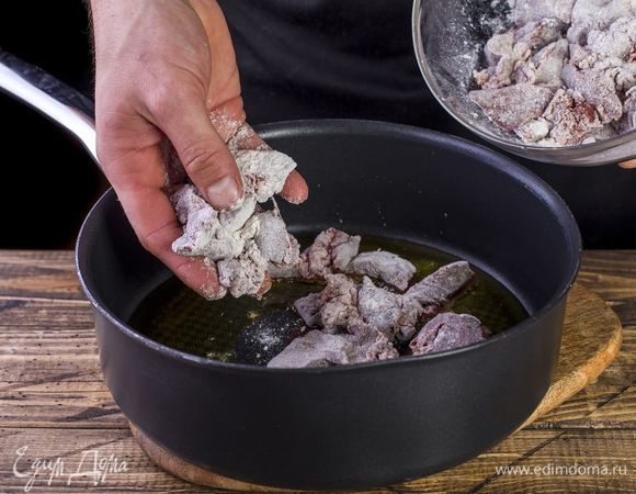 На разогретую сковородку налейте растительное масло, выложите печень и поджарьте с двух сторон.