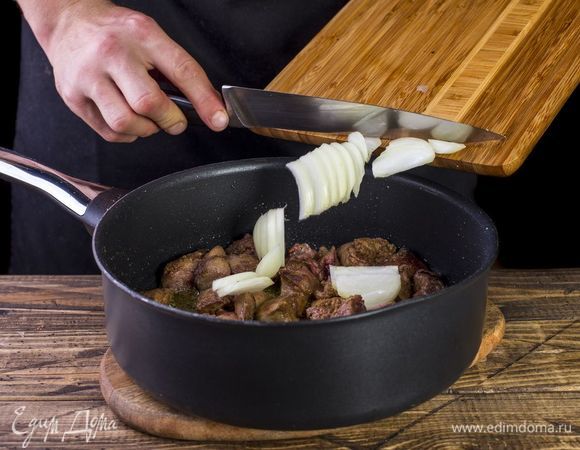 Положите к печени нарезанный брусками лук. Немного поджарьте.