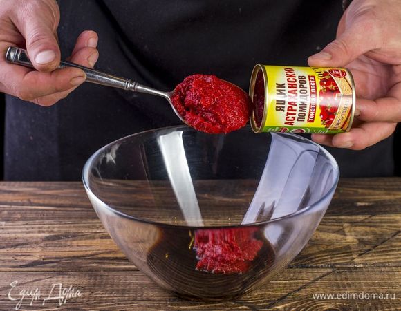 Смешайте томатную пасту ТМ «Ящик астраханских помидоров», соевый соус и мед.