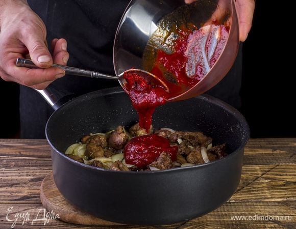 Залейте получившимся соусом печень и тушите под закрытой крышкой до готовности.