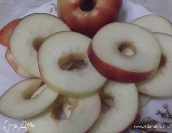 Из яблок удалить сердцевину. Яблоки (3 шт.) для половины теста. Нарезать на кружочки толщиной 0,5 см.