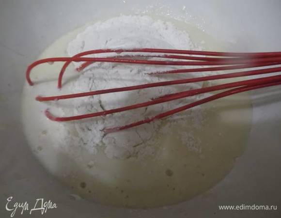 Желтки растереть с сахаром (половина от нормы, вторая половина сахара для посыпки) и солью. Добавить растопленное масло, перемешать. Влить молоко и добавить муку. Мешать тесто до гладкости.