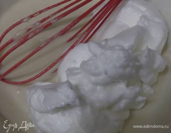 Белки взбить в густую пену. Добавить в тесто и перемешать снизу вверх.