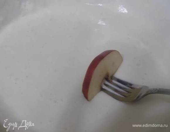 Вилкой взять кусочек яблока, мокнуть в тесто.