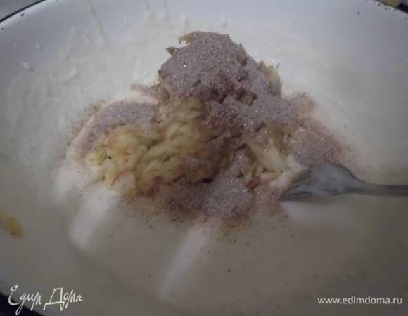 Добавить в половину теста и засыпать сахар с корицей. Перемешать.