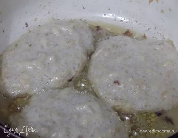 Ложкой в сковороду выложить оладьи и обжарить с двух сторон. Приятного аппетита!