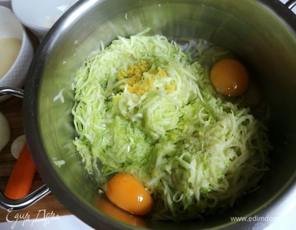 Кабачки натереть на крупной терке, дать постоять минут 5, затем немного их отжать. Добавить соль, цедру лимона, яйца.