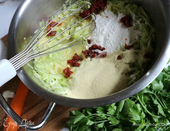 Затем добавить вяленые помидоры в масле, манную крупу, пшеничную муку.