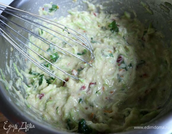 Добавить измельченную петрушку (1 веточка), перемешать венчиком.
