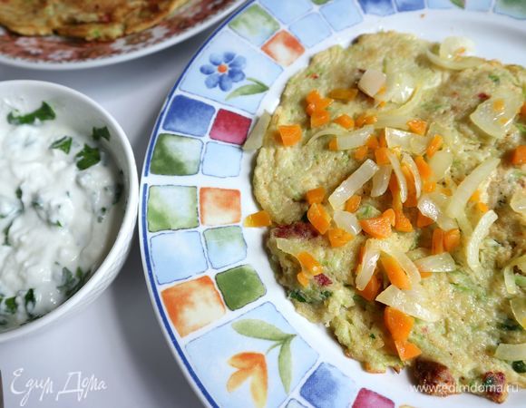 На кабачковый блин поместить равномерно часть моркови и лука.